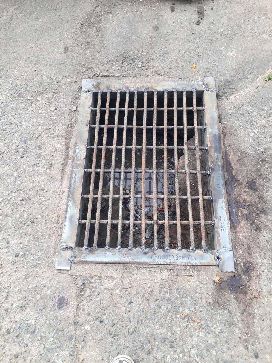 ภาพประกอบ: ฝาท่อระบายน้ำชำรุด