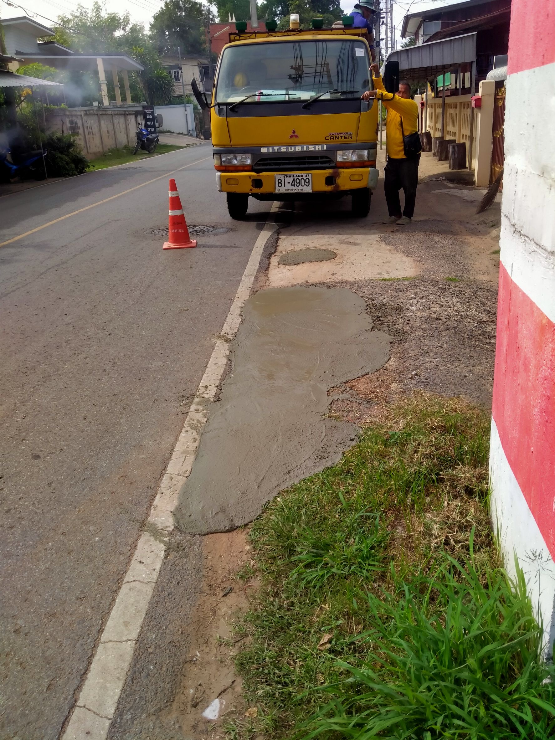 ภาพประกอบ: ถนน/สะพาน สาธารณะชำรุด