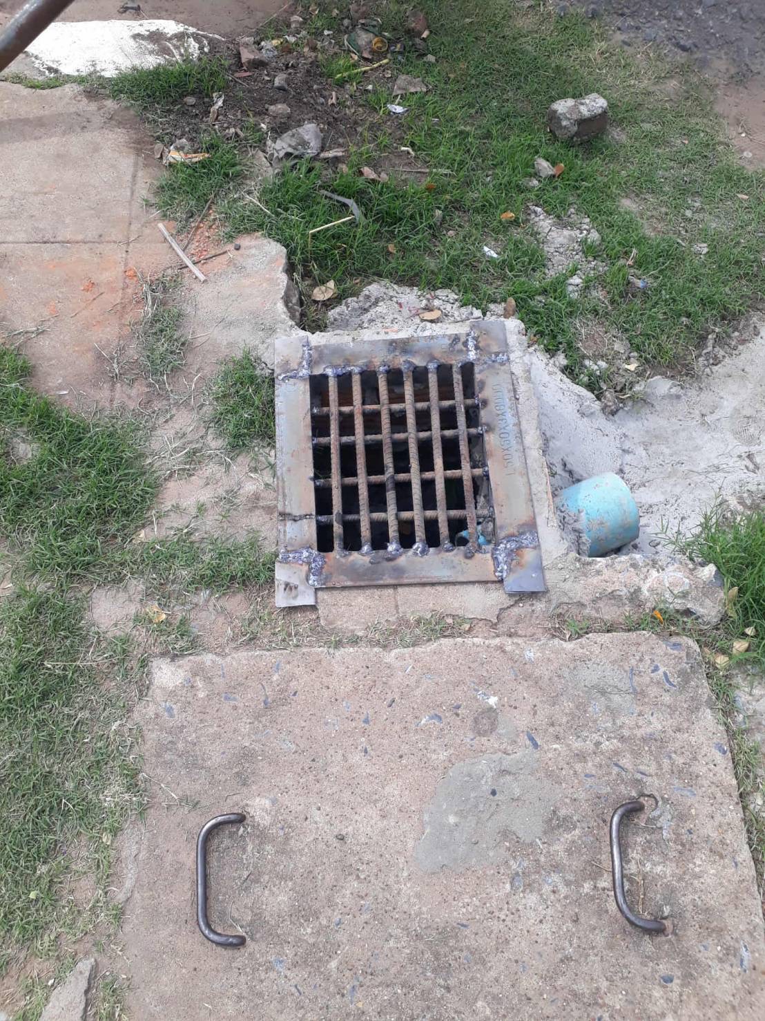 ภาพประกอบ: ฝาท่อระบายน้ำชำรุด