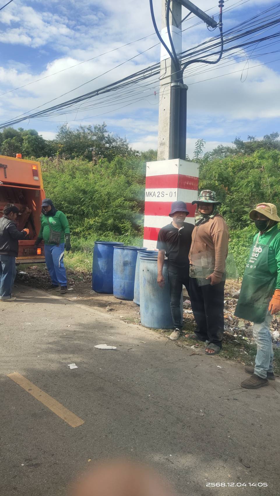 ภาพประกอบ: กิ่งไม้/ขยะชิ้นใหญ่ (ตู้ เตียง ที่นอน เป็นต้น)