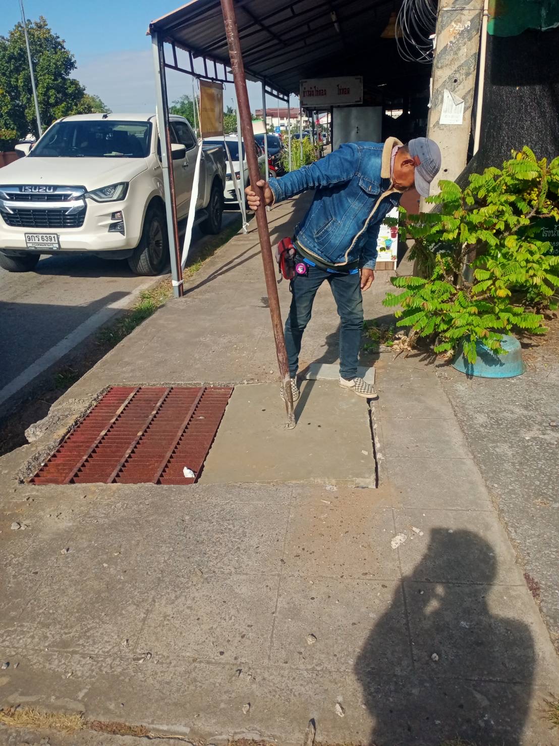 ภาพประกอบ: ขอปรับปรุงฟุตบาท/เชื่อมทาง