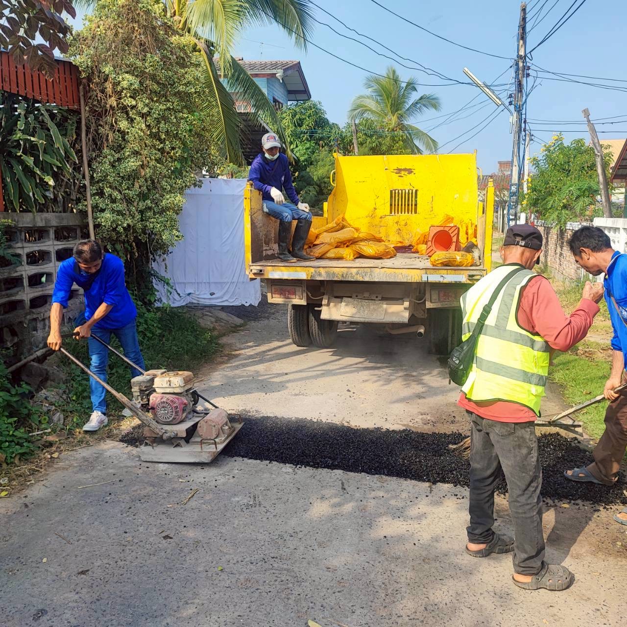 ภาพประกอบ: ถนน/สะพาน สาธารณะชำรุด