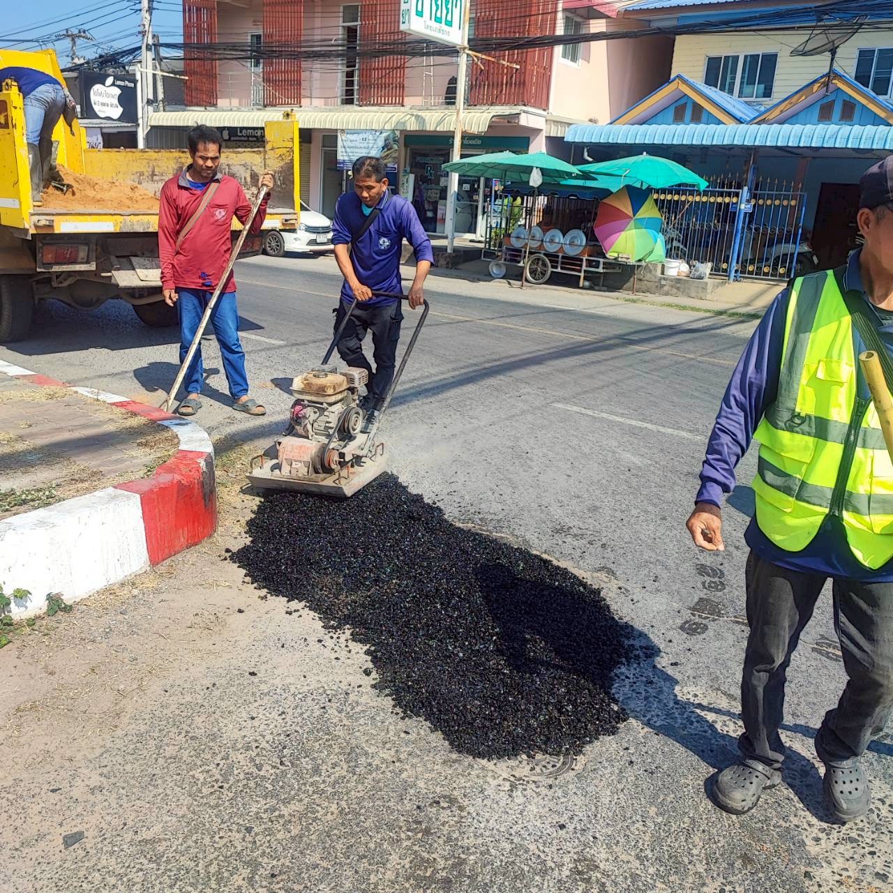 ภาพประกอบ: ถนน/สะพาน สาธารณะชำรุด