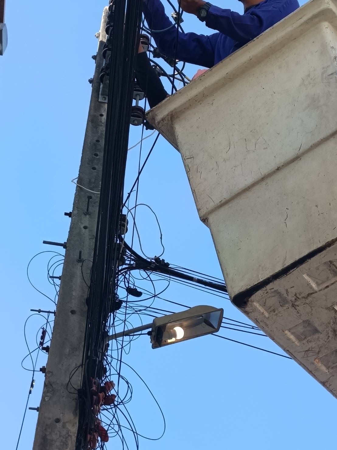 ภาพประกอบ: ไฟฟ้าสาธารณะดับ