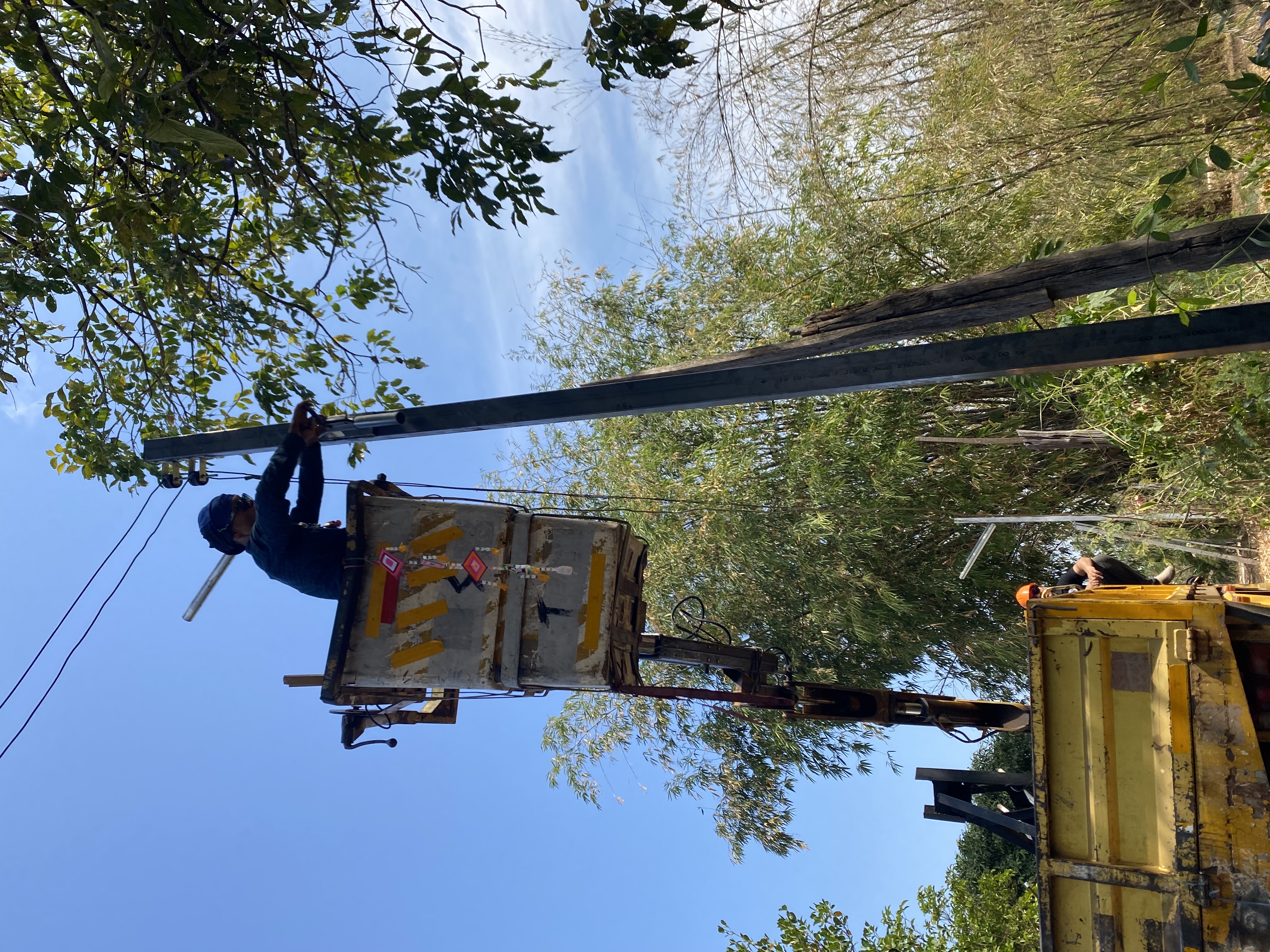 ภาพประกอบ: เสาไฟฟ้าชำรุด/เอน