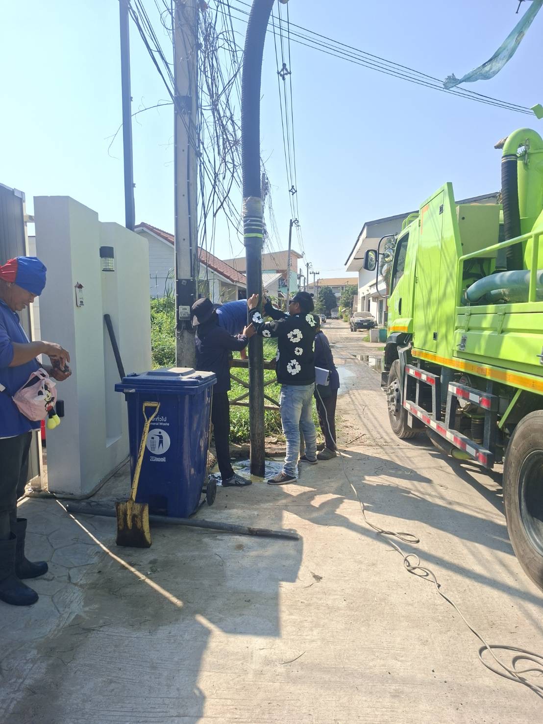 ภาพประกอบ: ถนน/สะพาน สาธารณะชำรุด