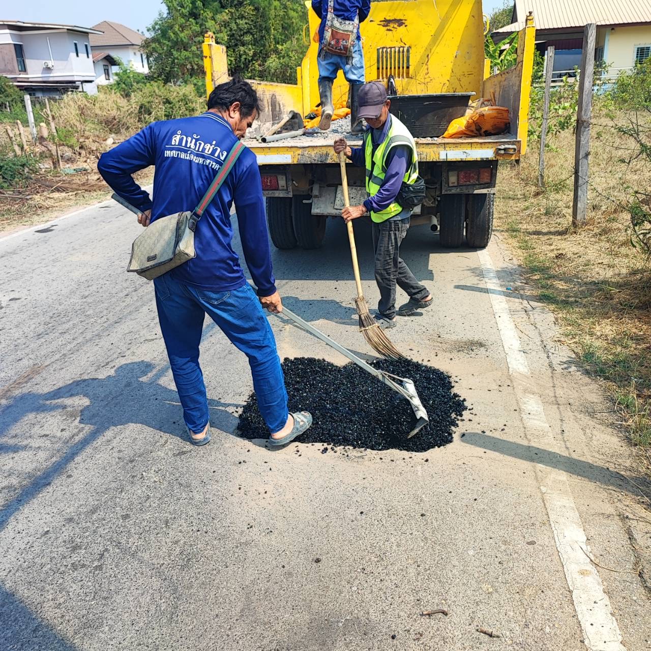 ภาพประกอบ: ถนน/สะพาน สาธารณะชำรุด