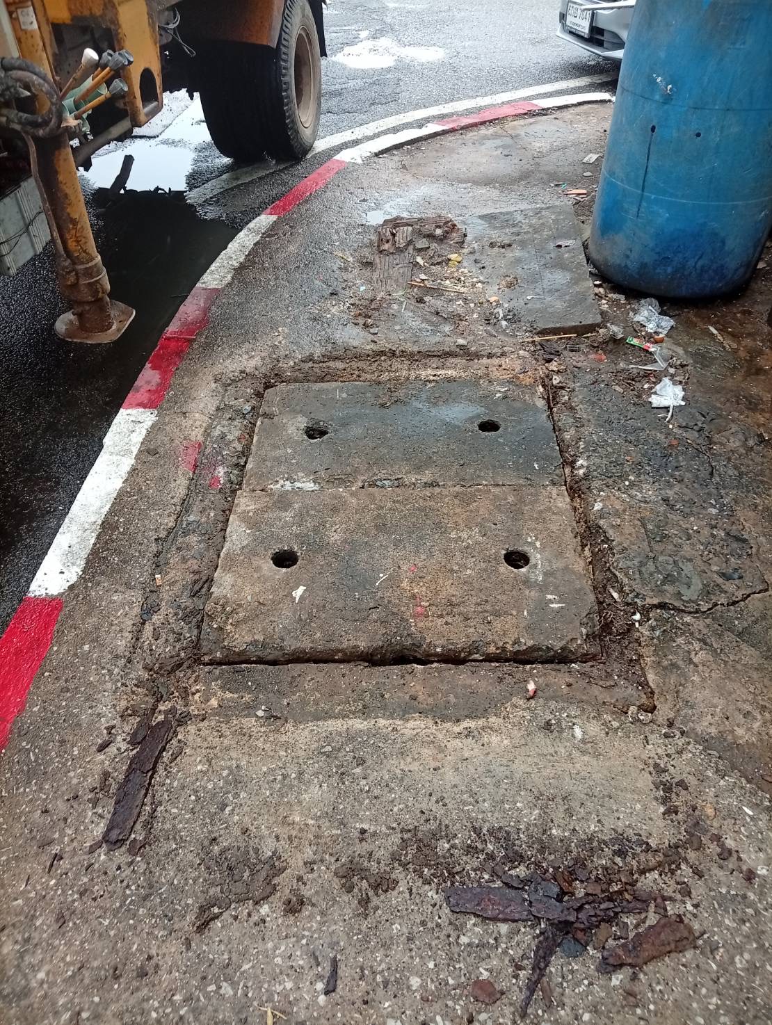 ภาพประกอบ: ถนน/สะพาน สาธารณะชำรุด