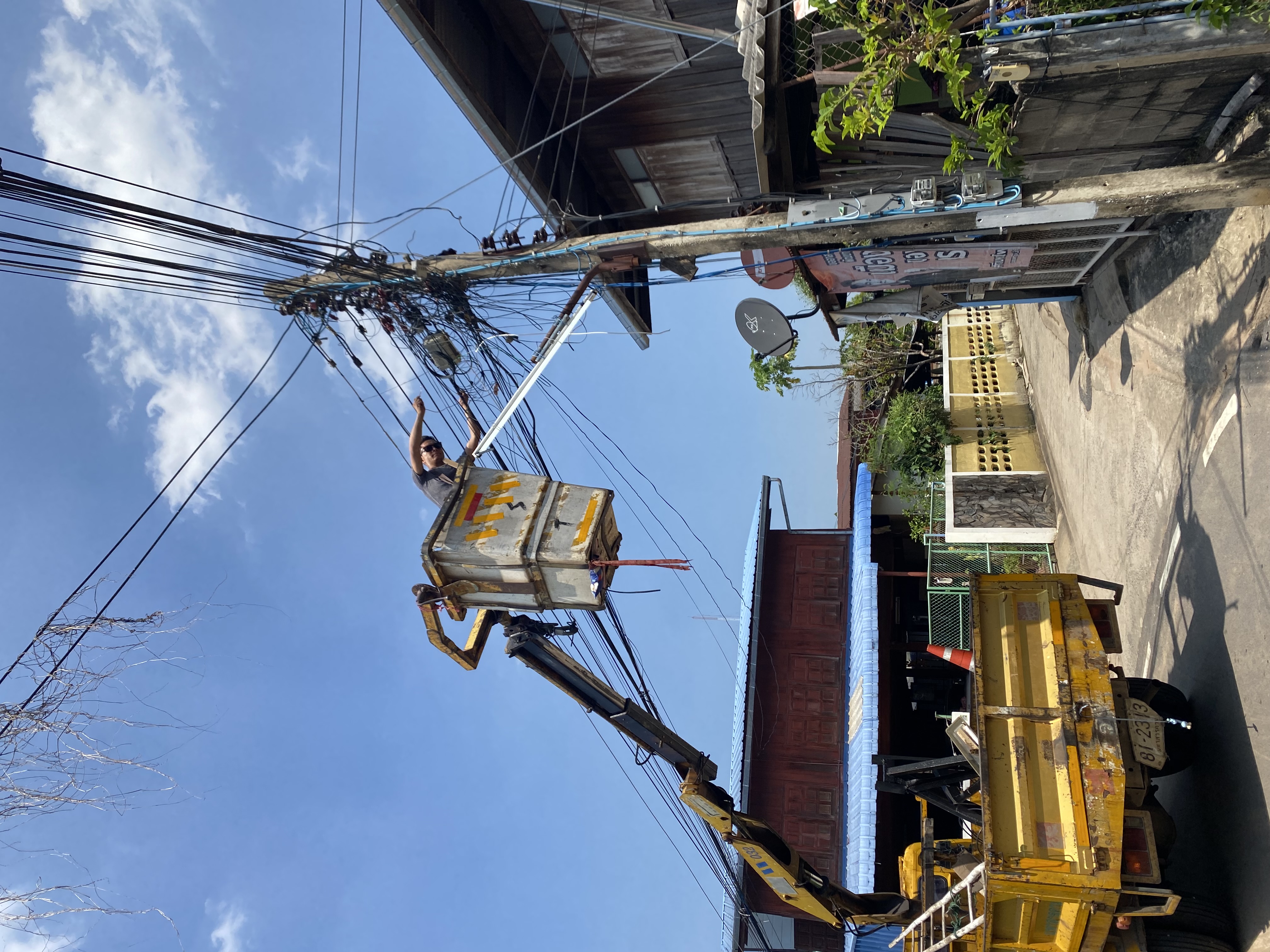 ภาพประกอบ: ไฟฟ้าสาธารณะดับ