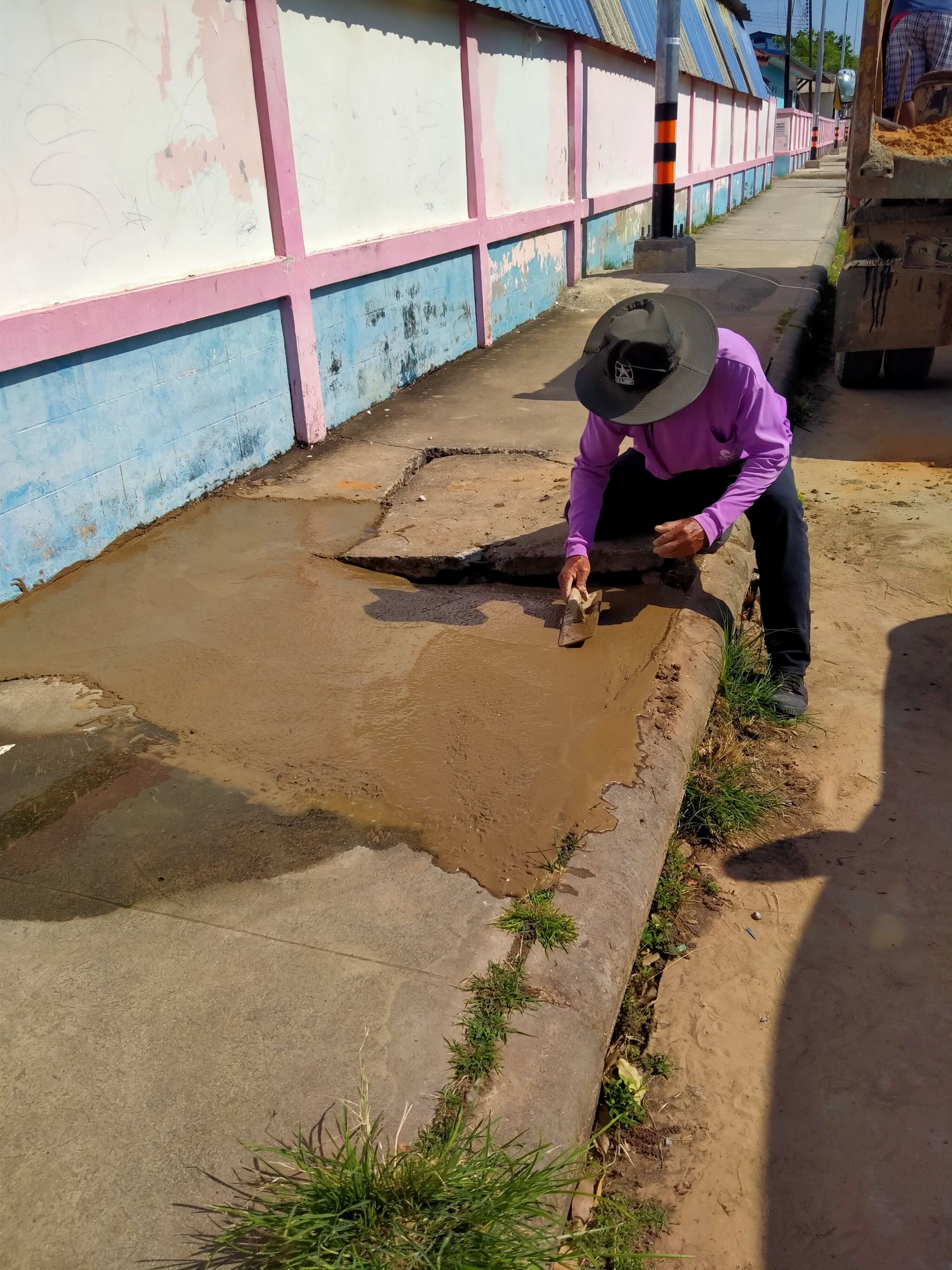 ภาพประกอบ: ถนน/สะพาน สาธารณะชำรุด