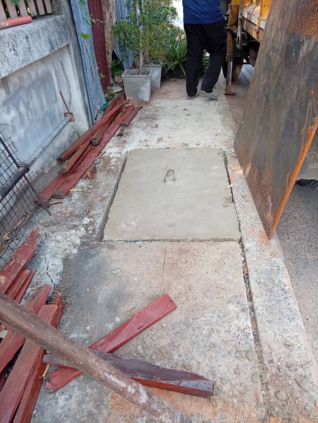 ภาพประกอบ: ฝาท่อระบายน้ำชำรุด