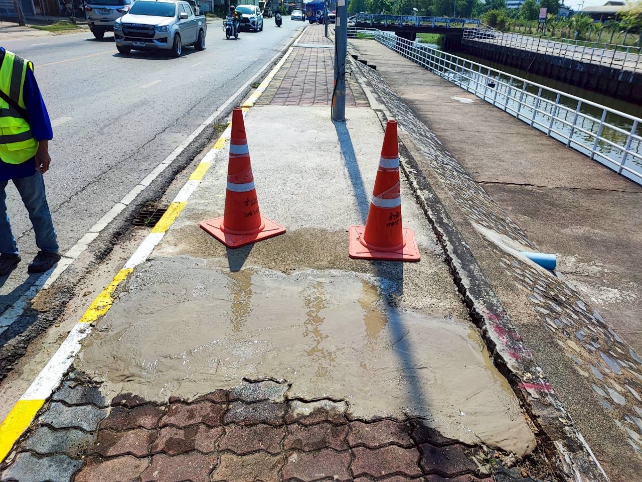 ภาพประกอบ: ถนน/สะพาน สาธารณะชำรุด