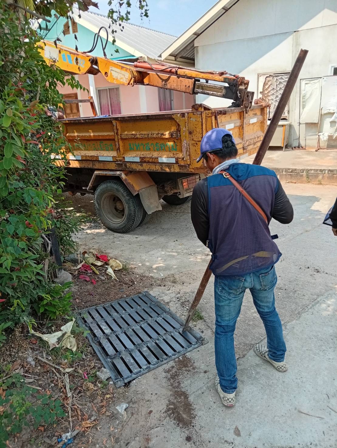 ภาพประกอบ: ฝาท่อระบายน้ำชำรุด