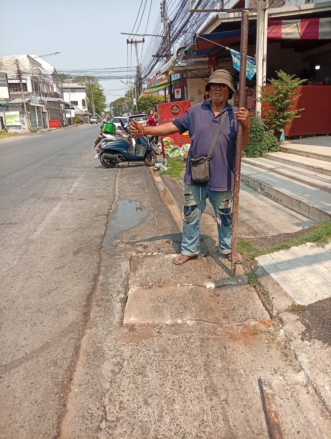 ภาพประกอบ: ฝาท่อระบายน้ำชำรุด