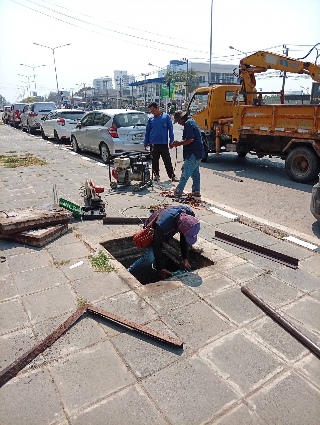 ภาพประกอบ: ถนน/สะพาน สาธารณะชำรุด