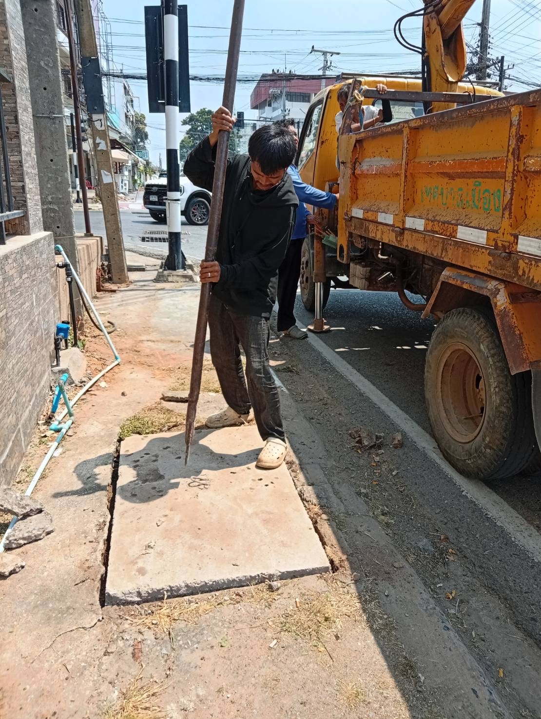 ภาพประกอบ: ฝาท่อระบายน้ำชำรุด