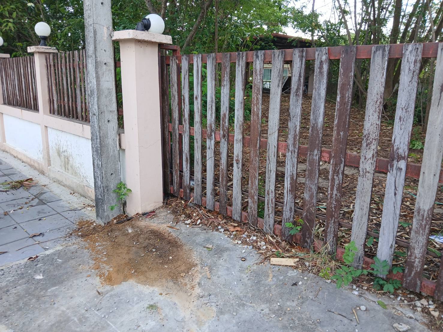 ภาพประกอบ: ขอปรับปรุงฟุตบาท/เชื่อมทาง