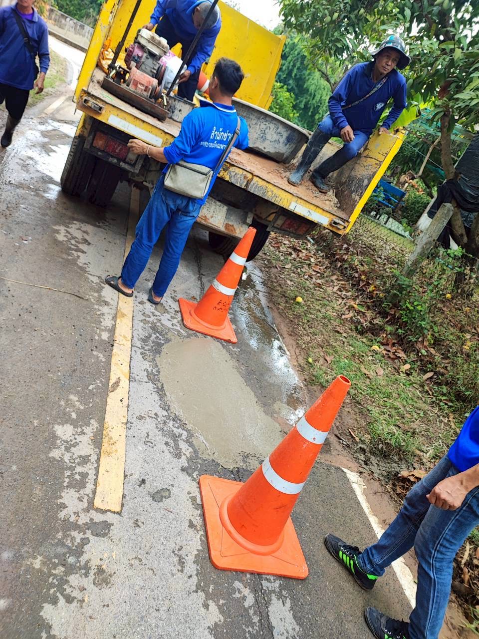 ภาพประกอบ: ถนน/สะพาน สาธารณะชำรุด