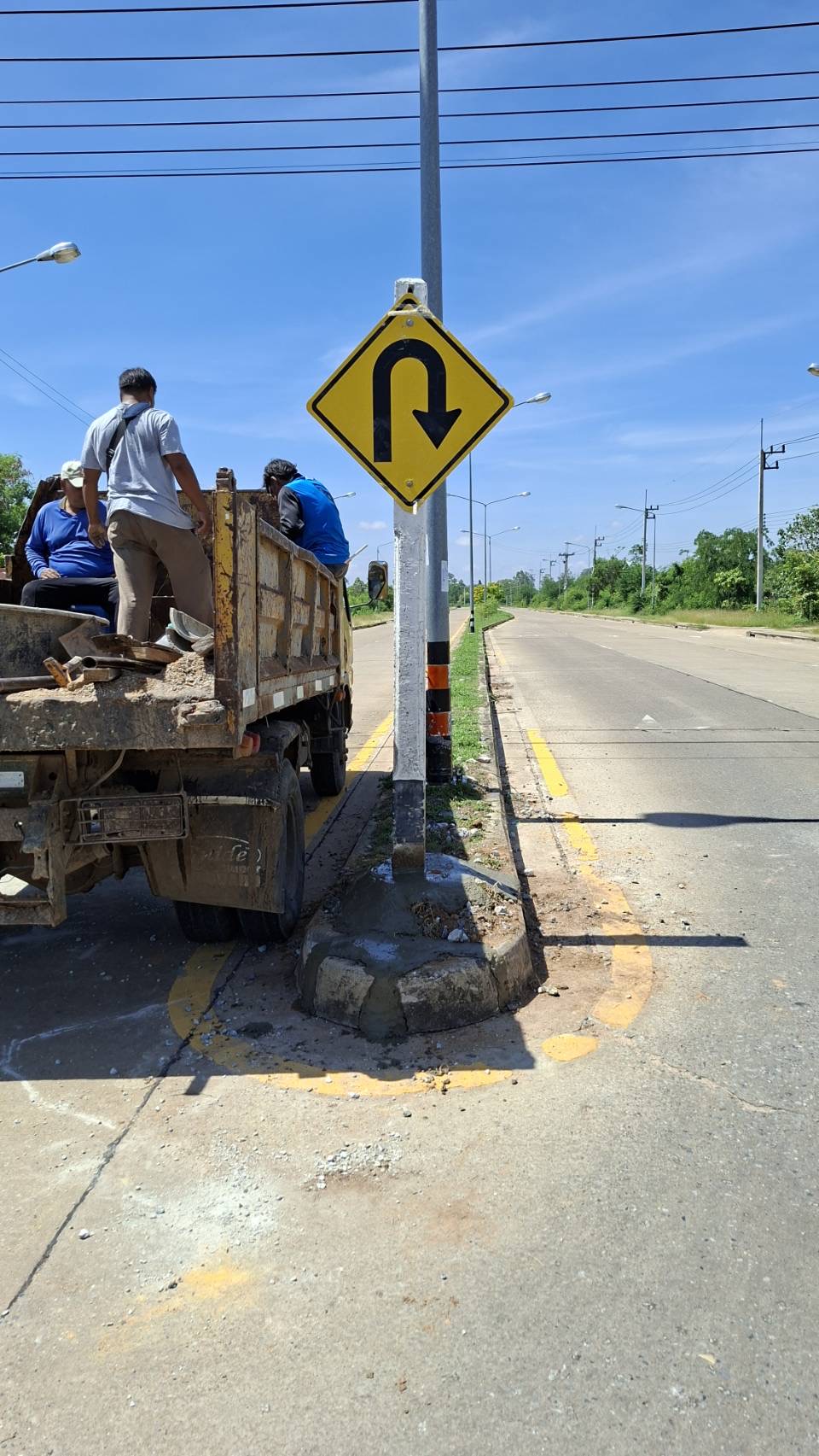 ภาพประกอบ: ถนน/สะพาน สาธารณะชำรุด