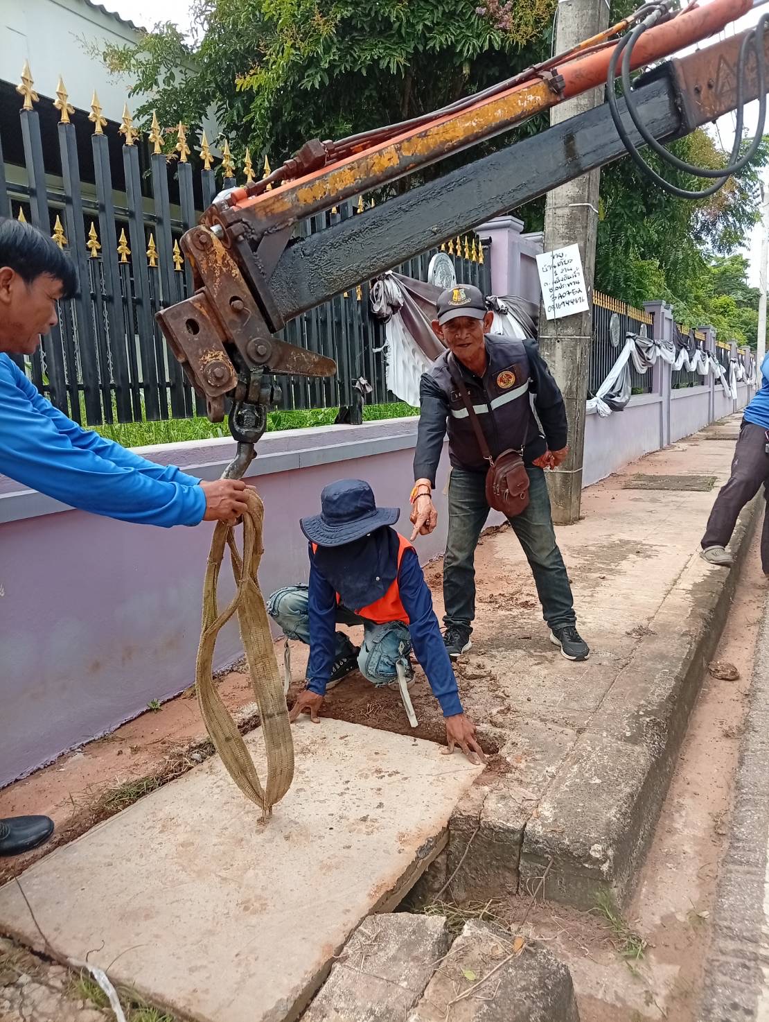 ภาพประกอบ: ขอปรับปรุงฟุตบาท/เชื่อมทาง
