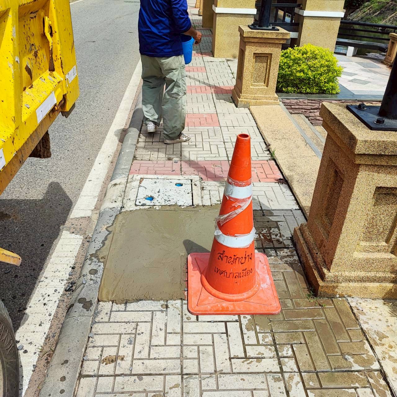 ภาพประกอบ: ถนน/สะพาน สาธารณะชำรุด