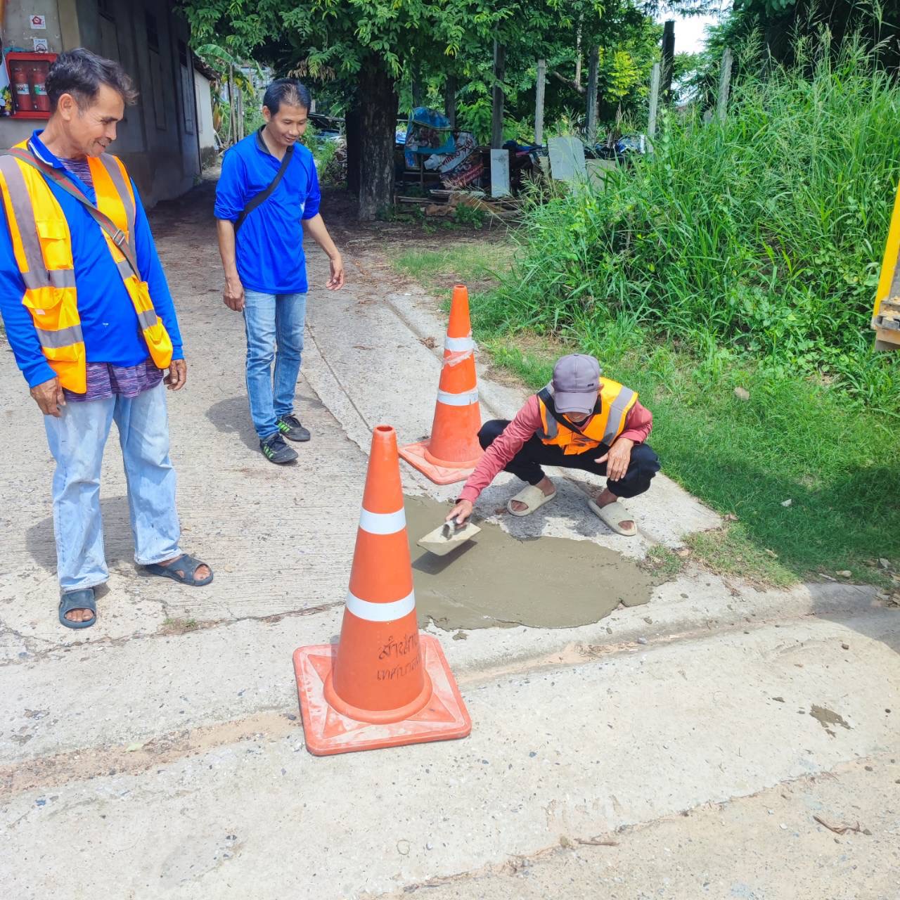 ภาพประกอบ: ถนน/สะพาน สาธารณะชำรุด