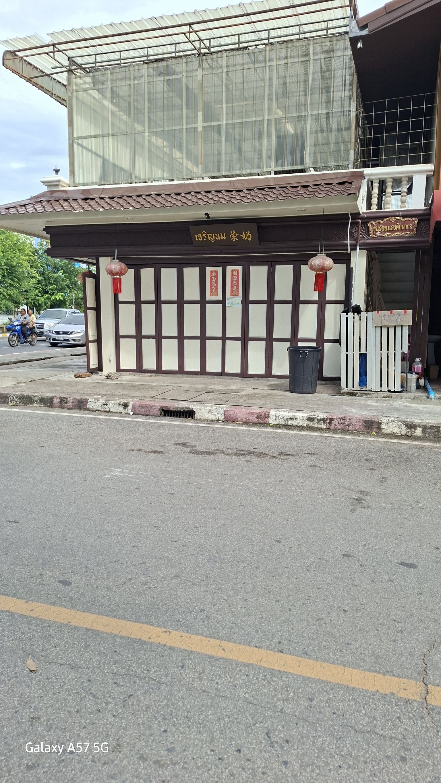ภาพประกอบ: ขอปรับปรุงฟุตบาท/เชื่อมทาง