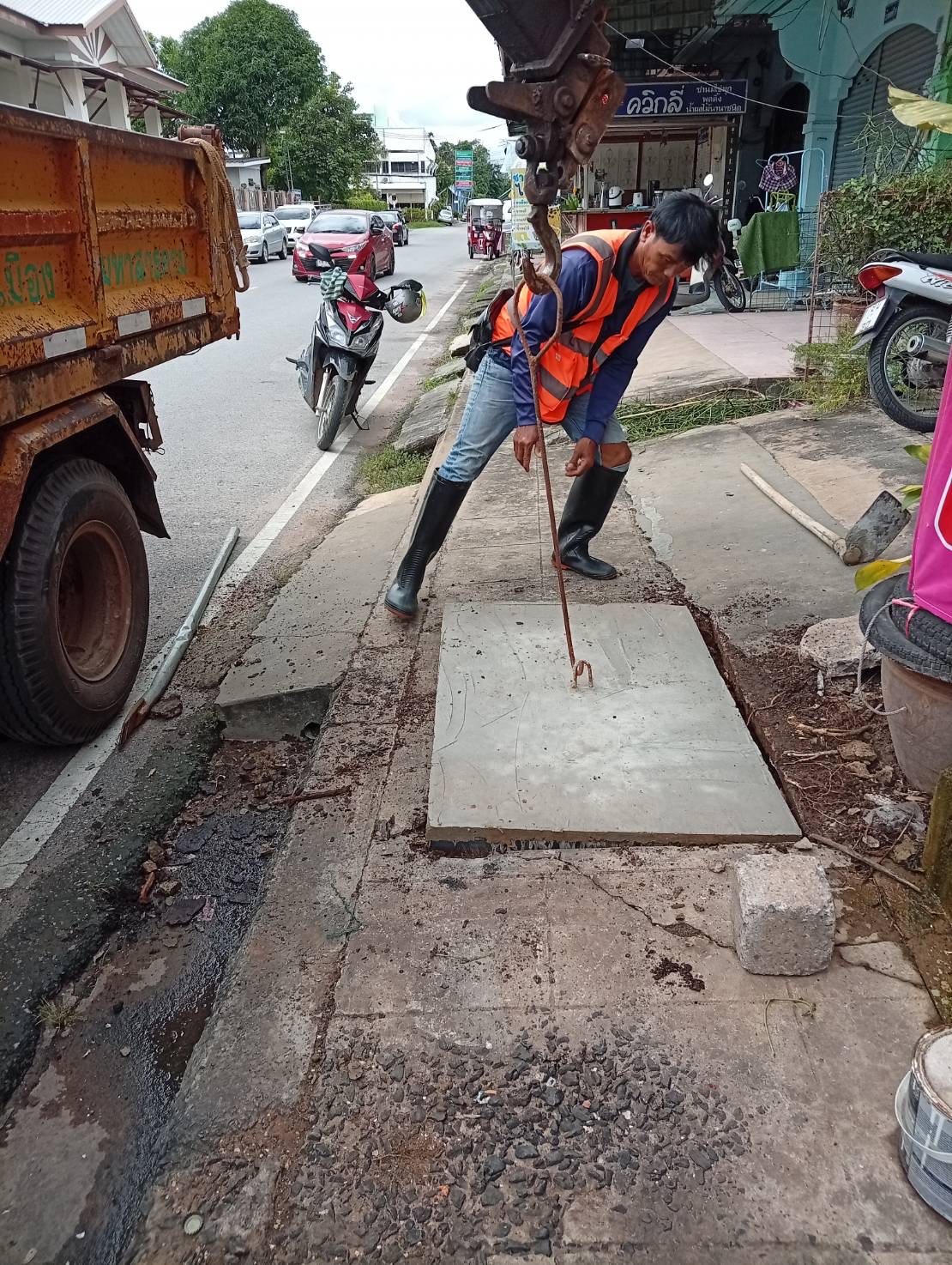 ภาพประกอบ: ถนน/สะพาน สาธารณะชำรุด