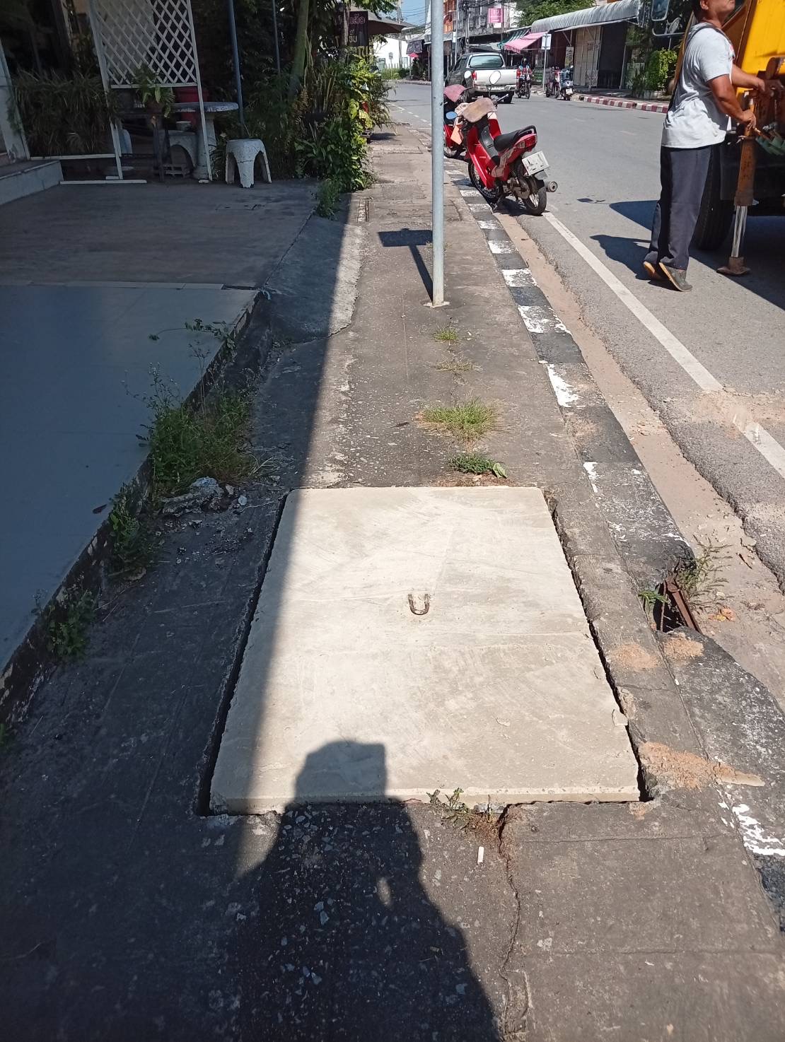 ภาพประกอบ: ฝาท่อระบายน้ำชำรุด
