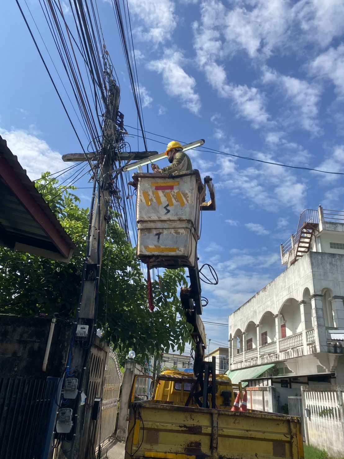 ภาพประกอบ: ไฟฟ้าสาธารณะดับ